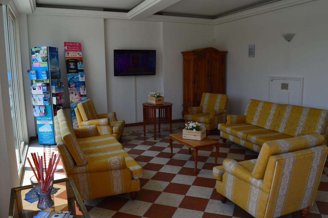 Residenza Villa Margherita Римини Экстерьер фото